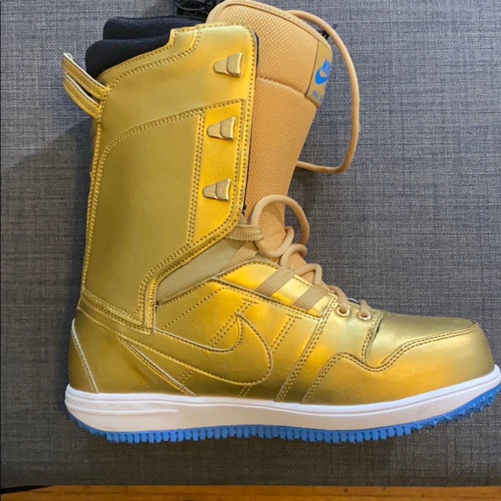 Woman’s Nike snowboarding boots size 10